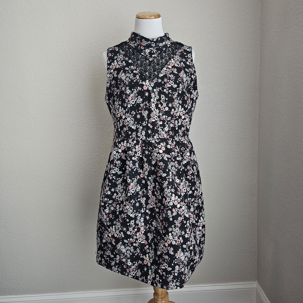 Chic Floral Mini Dress - Black and White